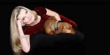 Elegantes Damenportrait mit Hund ©Sarosdy